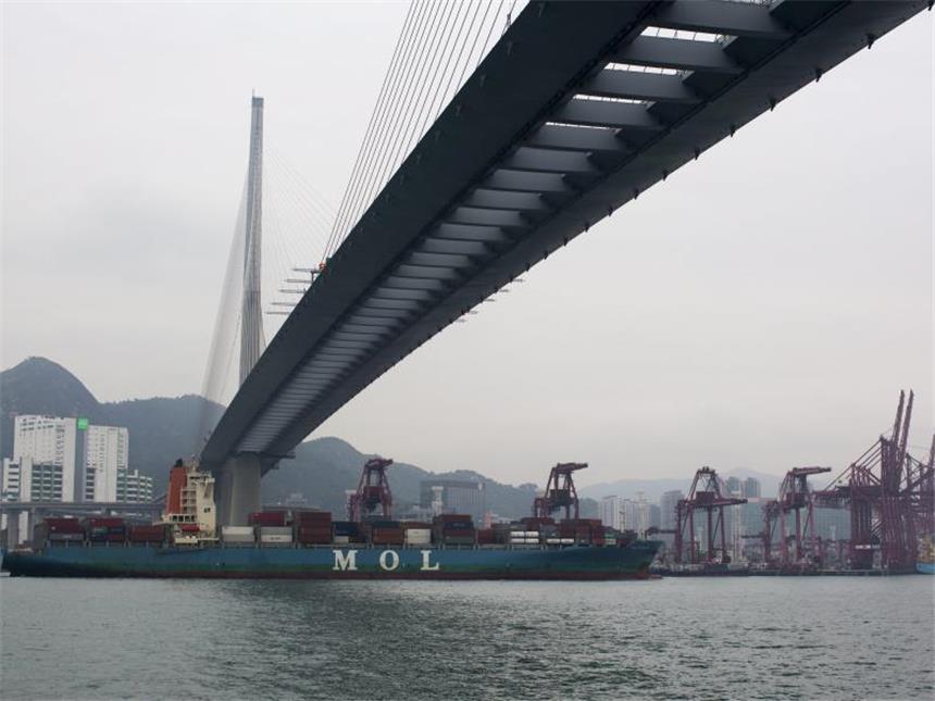 China: Schwacher Außenhandel weckt neue Sorgen um Wirtschaft Ein Contanerschiff in Hongkong: Chinas Außenhandel zeigt sich schwach. Foto: Jerome Favre