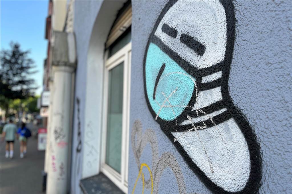 Was bleibt von Covid-19: Corona war so teuer wie zwei Phoenix-Seen Ein Corona-Geist an der Lindemannstraße: Mehrere Hundert dieser Graffiti sind in der Pandemie-Zeit in Dortmund entstanden. Viele sind im Juni 2023 immer noch zu sehen.