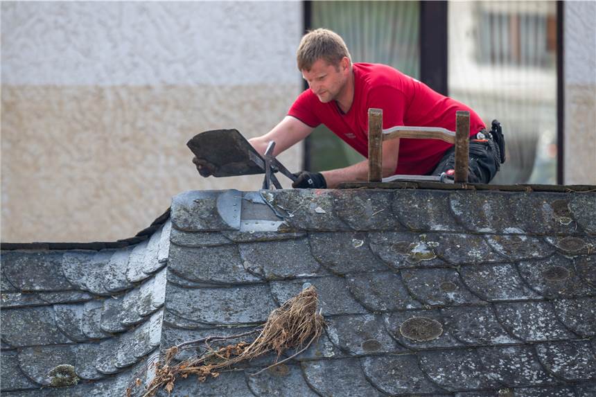 Bauen in Deutschland wird voraussichtlich noch teurer – das hat mehrere Gründe Ein Dachdecker arbeitet an einem Haus. (Symbolbild)