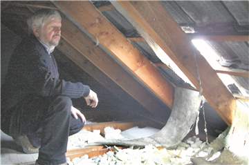 Ein Dachschaden am Haus von Theodor Kurpas an der Ringstraße im Jahr 2008. Erfassungen der Schutzgemeinschaft Fluglärm zeigen, dass es auch danach mehrfach Gebäudeschäden in Massen und Aplerbeck gegeben hat, die mit den Flugbewegungen des Flughafens Dortmund zusammenhängen.