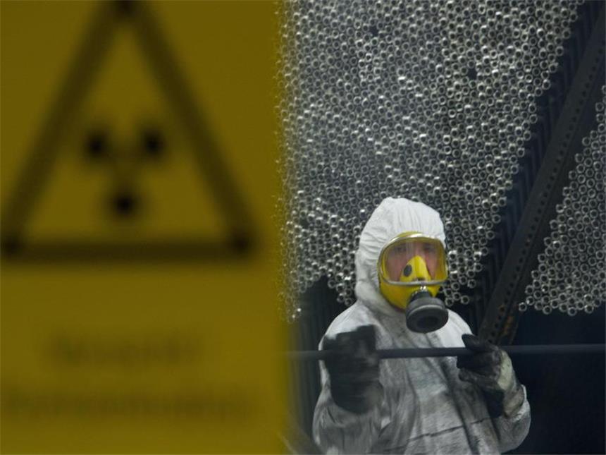 Kosten des Atomausstiegs kommen auf den Prüfstand Ein Dampferzeuger aus dem stillgelegten Atomkraftwerk Obrigheim wird zerlegt. Foto: Stefan Sauer/Archiv