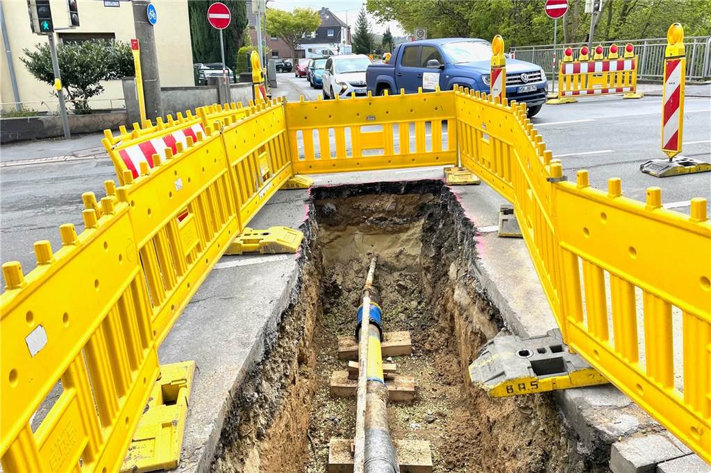 Hauptstraße voll gesperrt: Droht dem Dortmunder Süden ein Verkehrschaos? Ein Defekt an der alten Gasleitung ist der Grund für die Vergrößerung der Baumaßnahme.