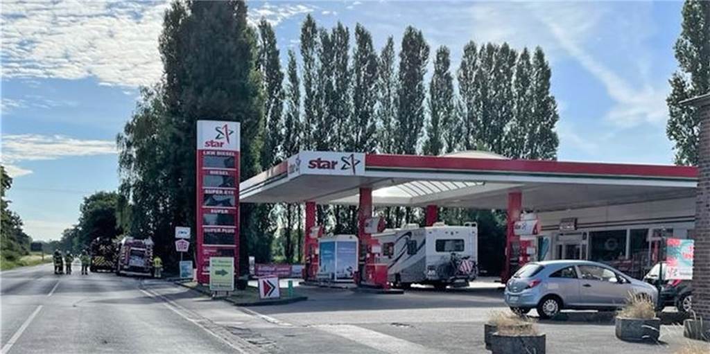 Gas strömt aus Wohnmobil – Waltroper Tankstelle betätigt Notschalter Eine Tankstelle in Waltrop, an der unter anderem ein Wohnmobil steht.