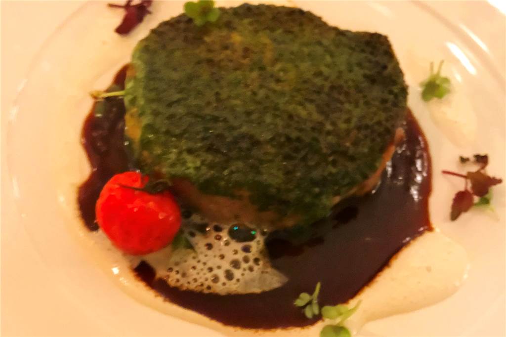 Ein deftiges Stück Schweinerücken kommt mit dem „Klassiker“ auf den Tisch.