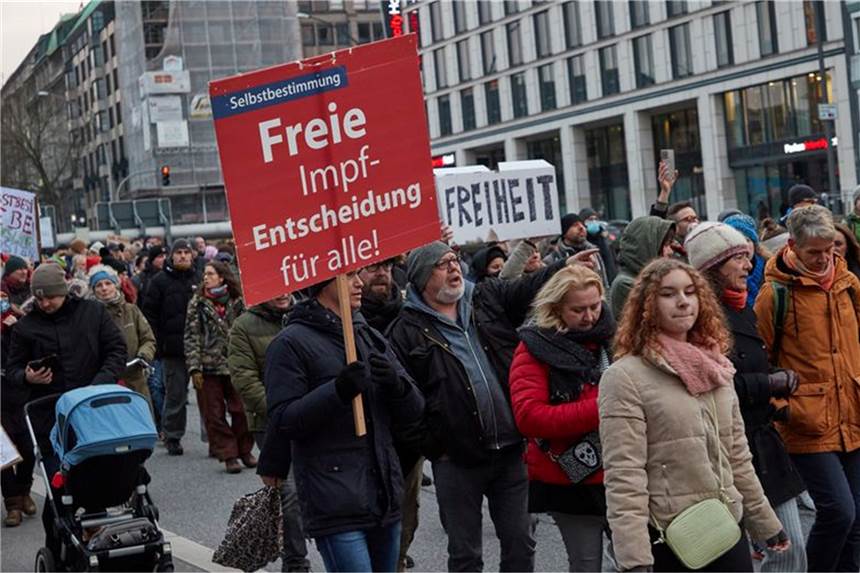 Zahlreiche Verletzte bei Ausschreitungen bei Corona-Demos in Deutschland Ein Demonstrationszug unter dem Motto „Das Maß ist voll. Hände weg von unseren Kindern“ in Hamburg.