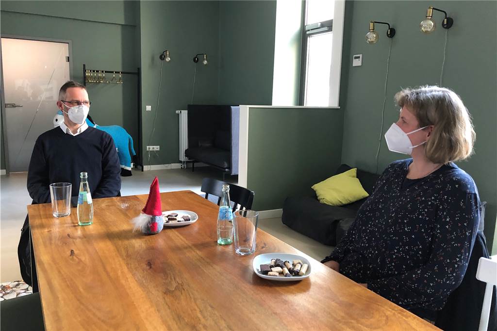 Corona trifft Dortmunder Kirchen hart: „Es wird schon wieder“ reicht nicht Ein dichtes, sehr persönliches Gespräch ist auch auf Abstand möglich. Redakteur Dennis Werner hält die Kamera, Hanno Gerke und Claudia Schmidt sitzen auseinander. Alle drei tragen die ganze Zeit eine Maske. Man lernt, auch mit den Augen zu kommunizieren. Redakteur Oliver Volmerich ist per Video zugeschaltet.