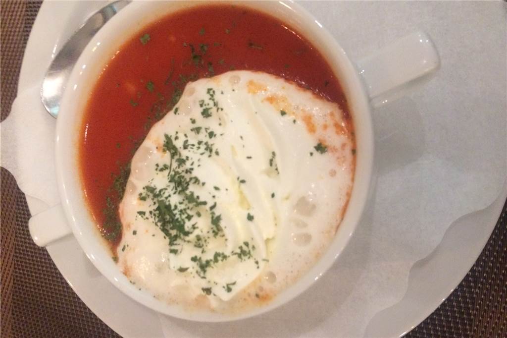 Im „Heideblümchen“ in Alstedde gibt sich die Speisekarte international Ein dickes Sahnehäubchen garniert die Tomatensuppe.
