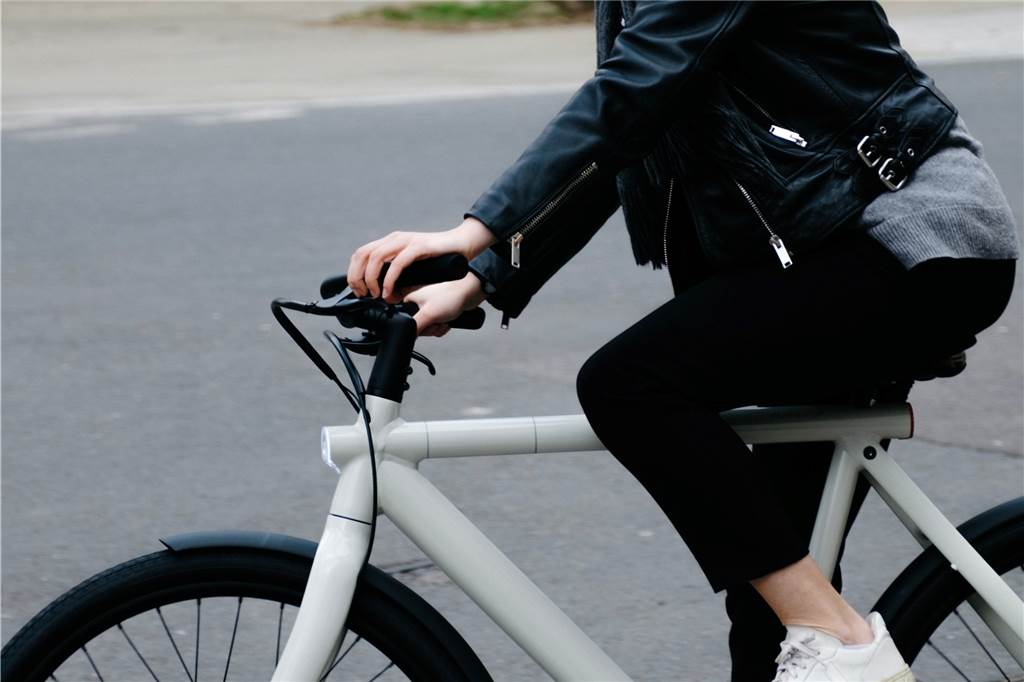 E-Bike, Dienstrad, Leasing – Zehn Tipps zum Fahrradkauf vom Experten Ein Dienstrad kann im Vergleich zum Kauf bis zu 40 Prozent günstiger sein, sagt der Experte.