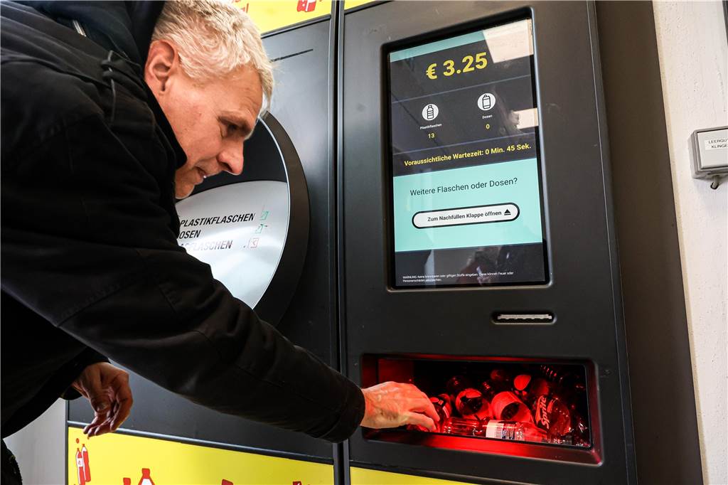 Neuer Wunderautomat zur Flaschenrückgabe kommt: Wir haben ihn getestet Ein Display zeigt an, wieviel Flaschen angenommen worden sind. Einige Flaschen verweigert das System und spuckt sie unten wieder aus