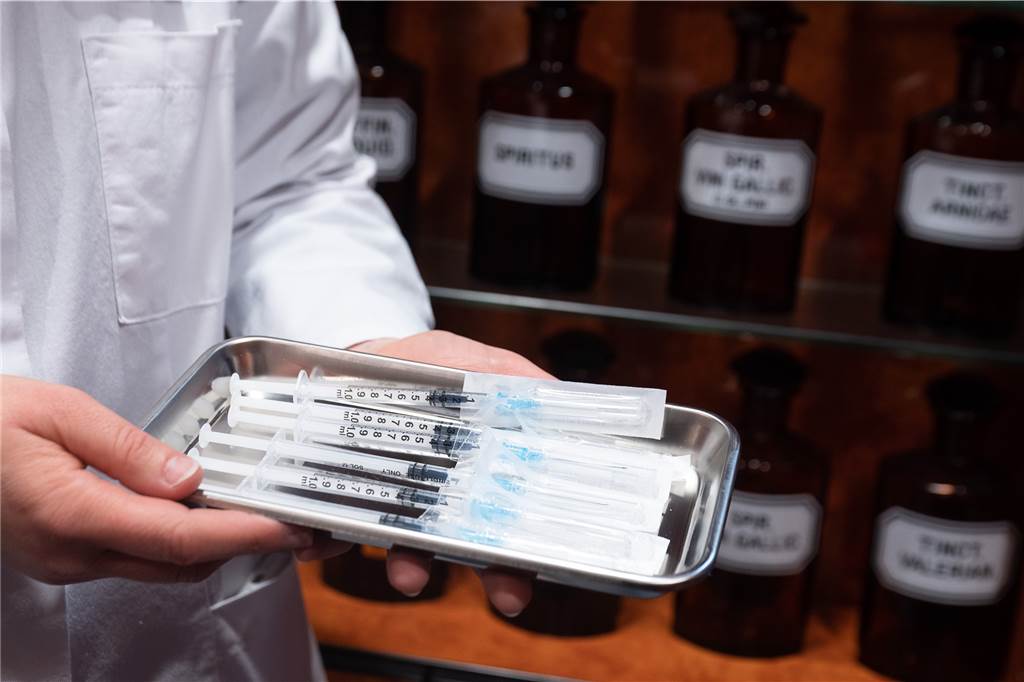 Impfstart in Apotheken: „Das macht praktisch keinen Unterschied“ Ein Döschen Moderna-Impfstoff reicht für 20 Spritzen, die innerhalb weniger Stunden verimpft werden müssen.