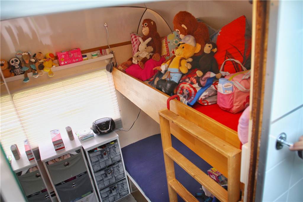 Schausteller auf Deutschland-Tour – So wohnt John Wiegands Familie bei Simjü Ein Doppelbett bietet Platz für die beiden Kinder.