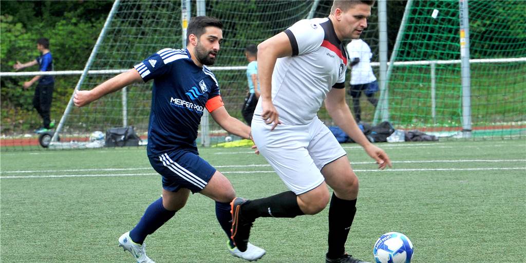 A-Liga-Trainer muss mit 41 Jahren immer noch mitspielen, um die Abwehr zu stabilisieren Ein Spieler des Dorstfelder SC jagt seinem Gegenspieler hinterher.