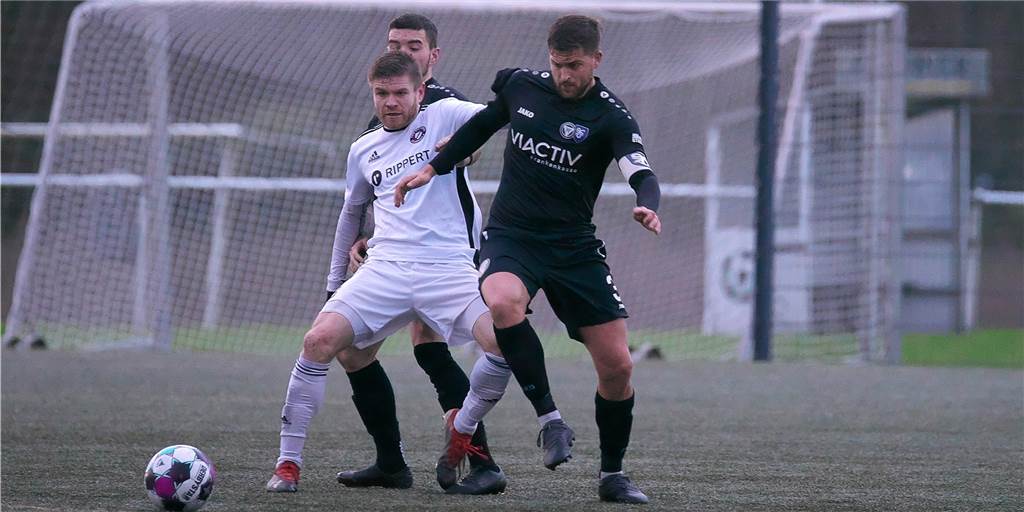Dortmunder Klub absolviert erstes Spiel der Vereinsgeschichte und siegt direkt zweistellig Ein Dortmunder Fußballklub - um Maurice Temme (r.) hat ein erstes Ausrufezeichen gesetzt.