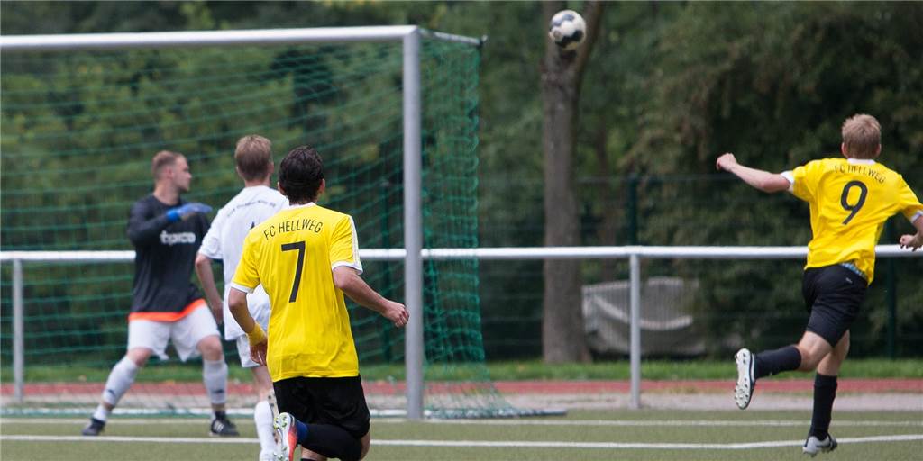 Dortmunder Kreisligist legt Fehlstart hin und trennt sich früh vom Trainer Ein Fußballer schießt aus spitzem Winkel aufs Tor.