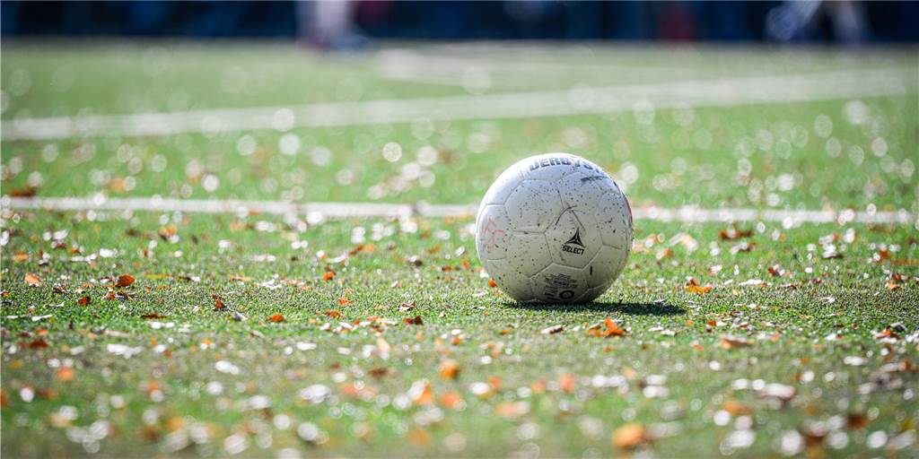 Ein Ball liegt einsam im Mittelkreis.