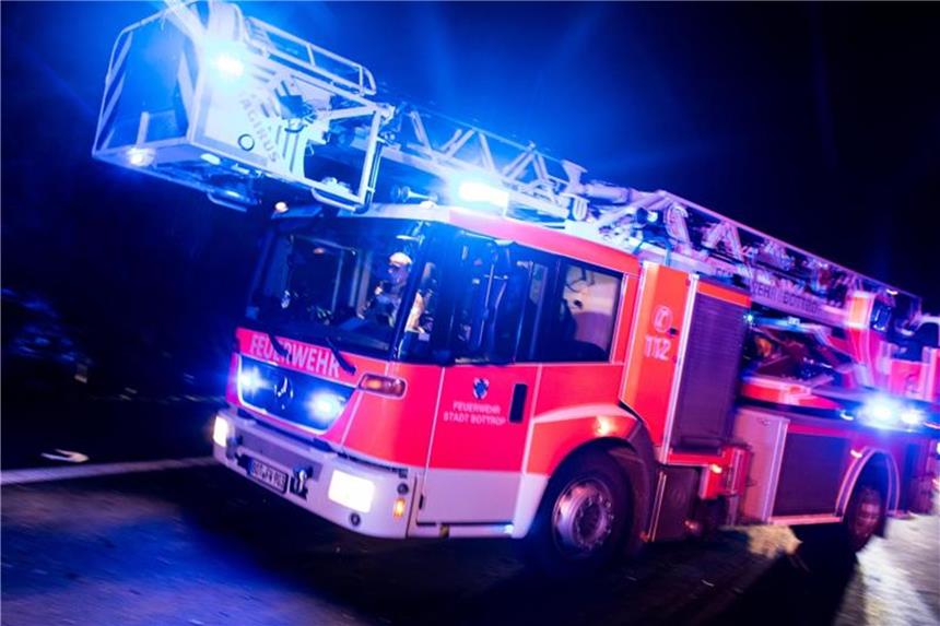 Brennender Bus blockiert A44 am Düsseldorfer Airport Ein Drehleiterwagen der Feuerwehr fährt mit Blaulicht über eine Straße. Foto: Marcel Kusch/Archiv