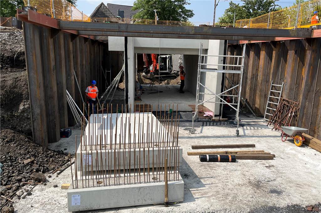 Ein dritter Eingang wird bald von der Straße am Wüstenknapp aus zu den Gleisen 3 und 4 im Lüner Hauptbahnhof führen. Die Bauarbeiten sorgen immer wieder für kleinere Einschränkungen, schreiten aber gut voran.