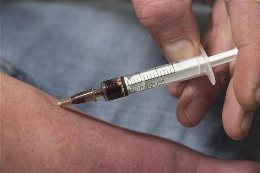 Zahl der Drogentoten in NRW nahezu unverändert Ein Drogensüchtiger spritzt sich Heroin. Foto: Boris Roessler/Archiv