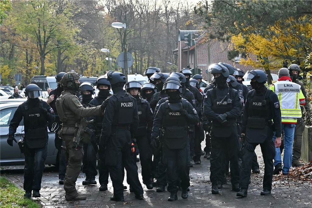 Ein Drohanruf sorgte am Mittwochmorgen für einen Großeinsatz der Polizei an der Neuen Schule Dorsten. 