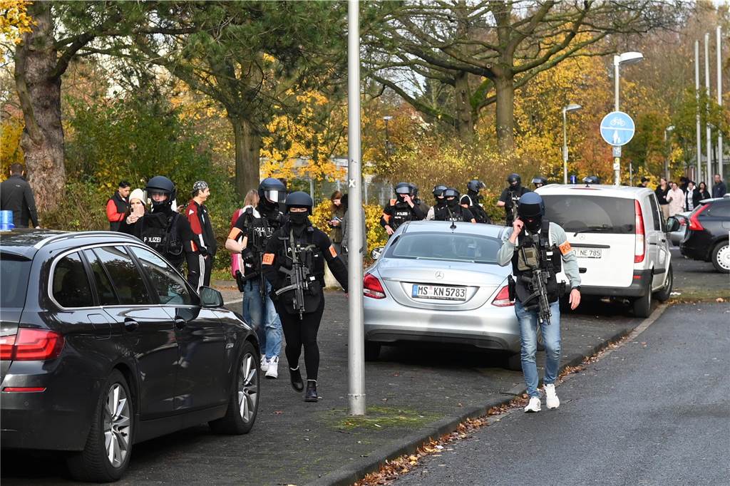 Ein Drohanruf sorgte am Mittwochmorgen für einen Großeinsatz der Polizei an der Neuen Schule Dorsten. 