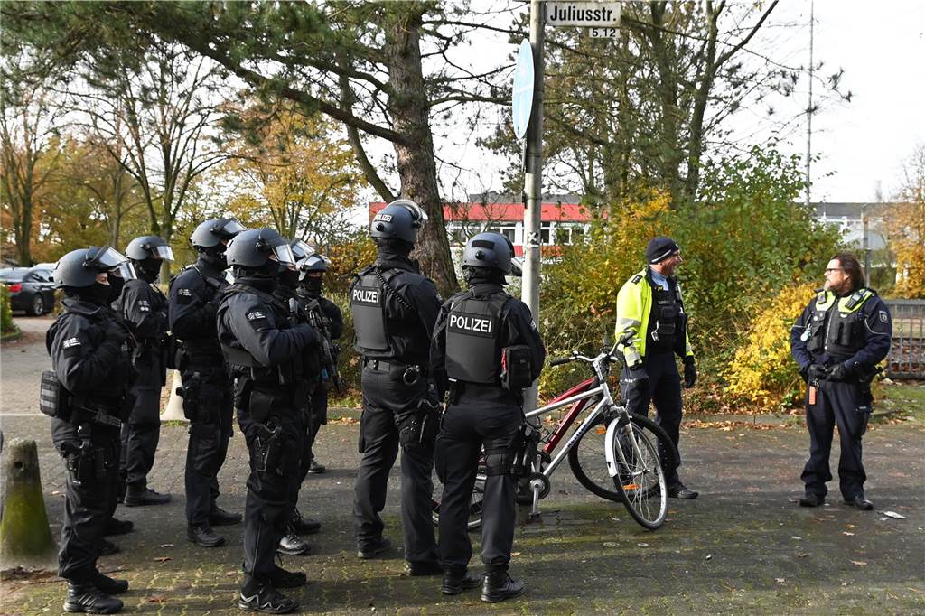 Ein Drohanruf sorgte am Mittwochmorgen für einen Großeinsatz der Polizei an der Neuen Schule Dorsten. 