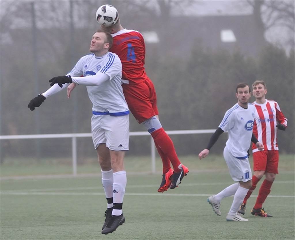 Stephan Koch vorm Derby: Bei diesem ETuS-Spieler „müssen wir nicht zimperlich sein“ Ein Duell, welches es auch am Freitagabend häufiger geben könnte: ETuS-Stürmer Dennis Klüsener (l.) kämpft mit Flaesheims Björn Winkelbeiner um den Ball.