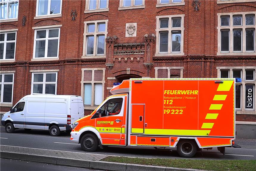 Rettungsdienstmitarbeiter zu „Corona-Rebellen“: „Ihr seid doch Spinner“ Ein Düsseldorfer Rettungsdienst hat mit einer Durchsage für Aufsehen gesorgt. (Symbolbild)