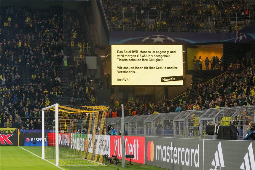 Darum klagen viele BVB-Fans über die schlechte Stimmung im Signal Iduna Park Ein dunkler Moment: Die Anzeigetafel im Stadion, zum Zeitpunkt des Bekanntwerdens des Anschlags auf den Mannschaftsbus im April 2017.