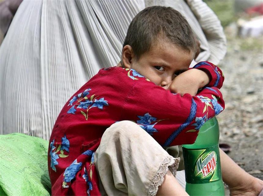 Helfer in Pakistan warnen vor nachlassender Hilfe Ein durch die Wassermassen aus seinem Heim vertriebener Junge in einem Auffanglager. (Archivbild)