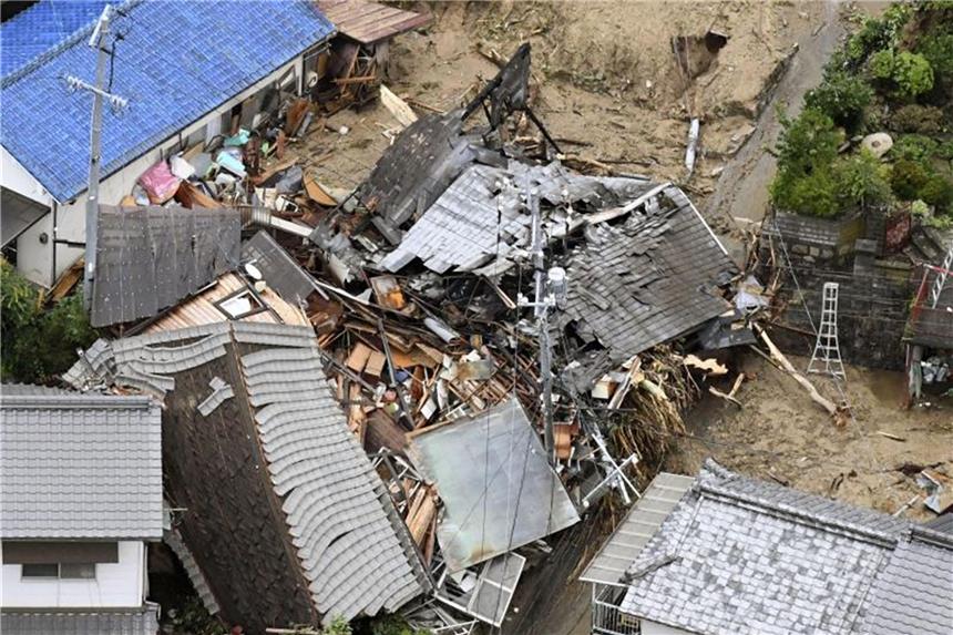 Ein durch eine Schlammlawine zerstörtes Gebäude in Sakacho. Foto: Kyodo News/AP