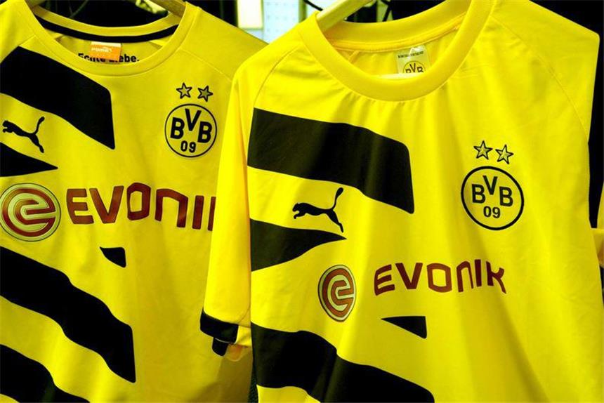 Wie Fälscher Bundesliga-Trikots für 15 Euro anbieten Ein echtes und ein unechtes Trikot. Die Unterschiede sind - äußerlich - minimal.