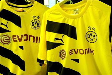 Ein echtes und ein unechtes Trikot. Die Unterschiede sind - äußerlich - minimal.