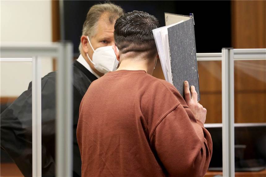 Was Sie wissen müssen: Ein verurteilter Hochstapler und brennende Mülltonnen Ein ehemaliger Ahauser hatte sich als Arzt ausgegeben, um am Impfzentrum in Hagen tätig zu werden. Für diese Betrügerei muss er nun hinter Gittern.