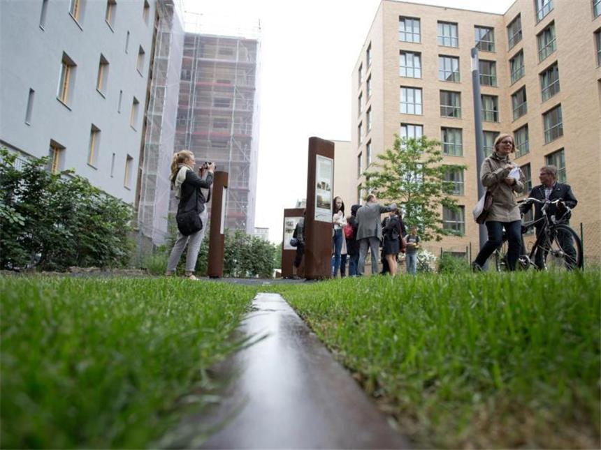 Mauer-Gedenkstätte wird erweitert Ein ehemaliges Stück Mauerstreifen zwischen der Wolliner und Swinemünder Straße in Berlin. Foto: Jörg Carstensen