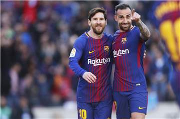 Ein eher seltenes Bild in Barcelona: Paco Alcacer (r.) jubelt gemeinsam mit Lionel Messi.