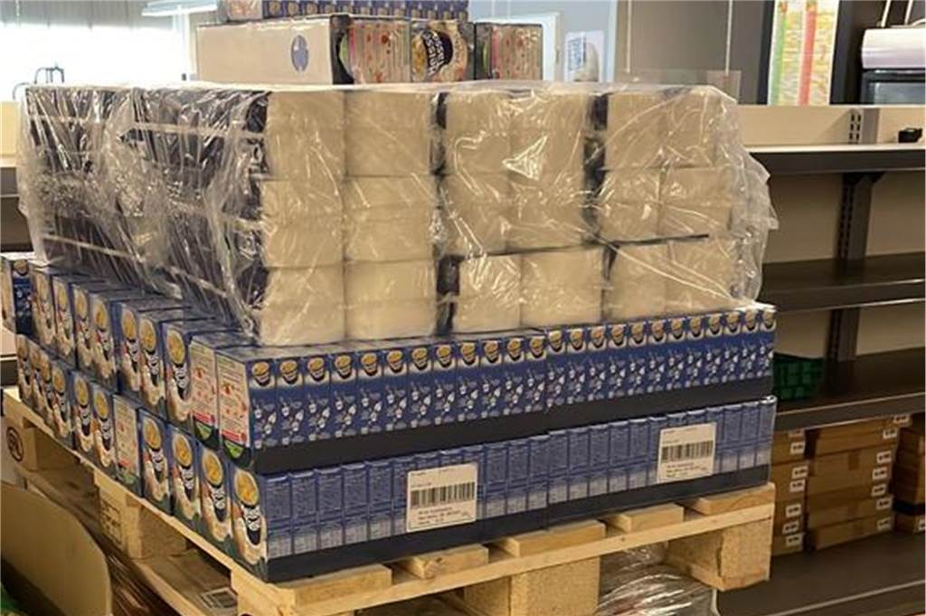 Aufnahme-Stopp in Unnaer Tafeln: „Was raten Sie einem, der teuer einkaufen muss?“ Ein Einblick in die Ausgabestelle der Unnaer Tafel: Ein bisschen Klopapier und Fertigsuppen.