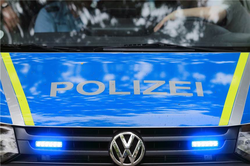 Frau erwischt Einbrecher - dabei wird sie verletzt Ein Einbrecher ist noch auf der Flucht, die Polizei sucht Hinweise.
