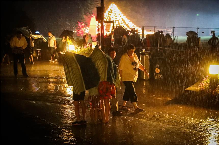 Unwetter: Westfalenpark wird erst geräumt, dann geht das Lichterfest weiter Ein Eindruck des Lichterfest 2018.