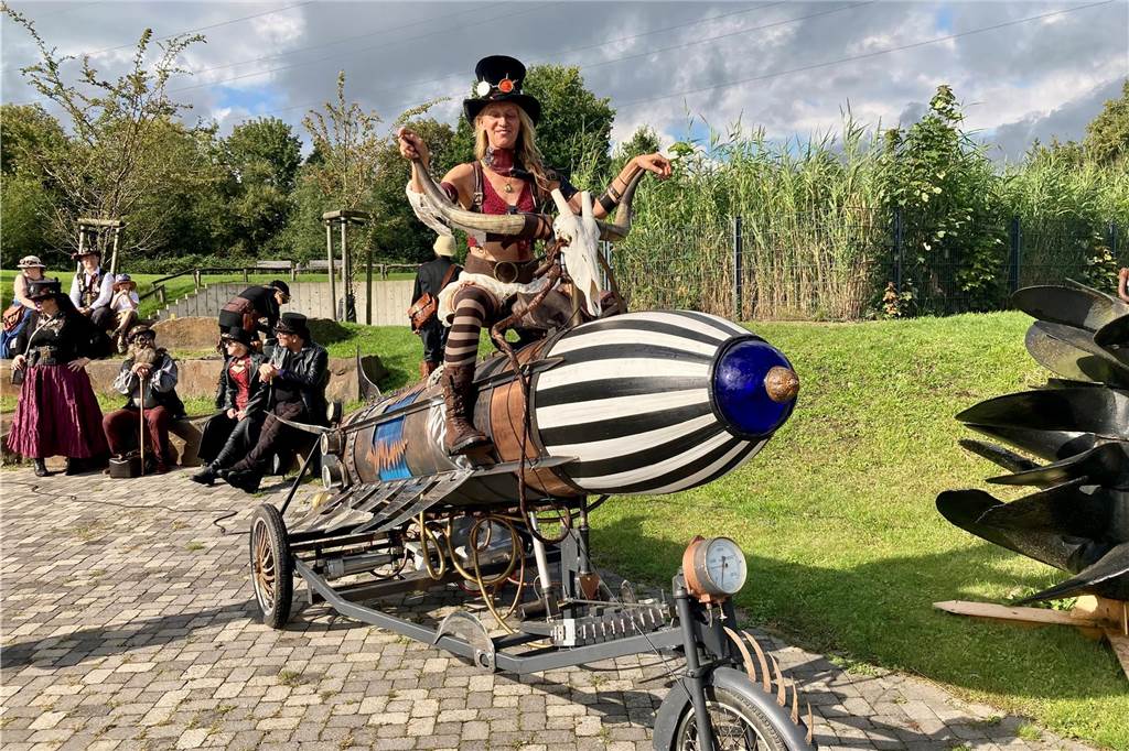 Ein Eindruck vom „Steampunk Jubilee“ im vergangenen Jahr: „Lichtfieber“ präsentiert ihre Rakete.