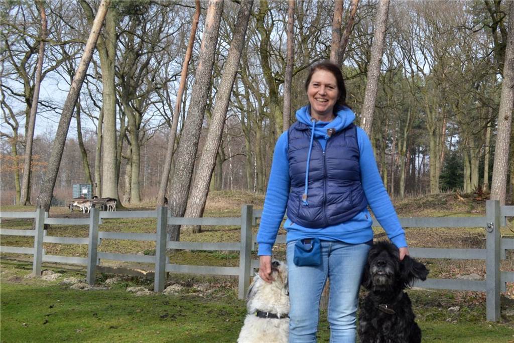 Tiergestützte Therapie: Mit „Kuschelhormon“ gegen die Depression Ein eingespieltes Team: Heilpädagogin Elke Bein, Lisbeth und Emma.