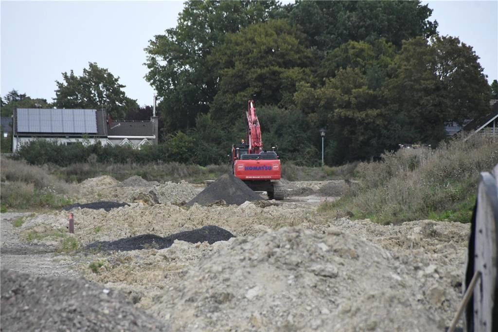 Neubaugebiet Rosenstraße-Nord: Zeitplan verzögert sich erneut Ein einsamer Bagger wühlt sich durch das Areal des Neubaugebiets Rosenstraße-Nord. Die Erschließungsarbeiten verzögern sich weiter, teilt die Gemeinde Nordkirchen mit.