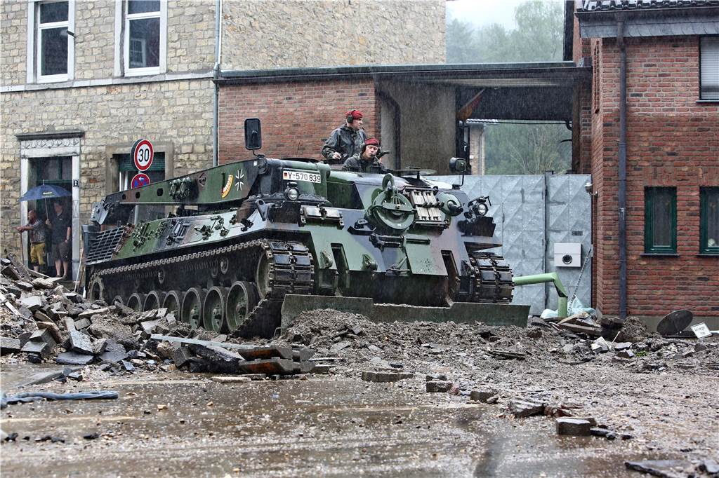 Unwetter in NRW: Zahl der Toten steigt, über Tausend Menschen werden noch vermisst – Liveblog Ein Einsatzfahrzeug der Bundeswehr räumt Geröll von der Straße.