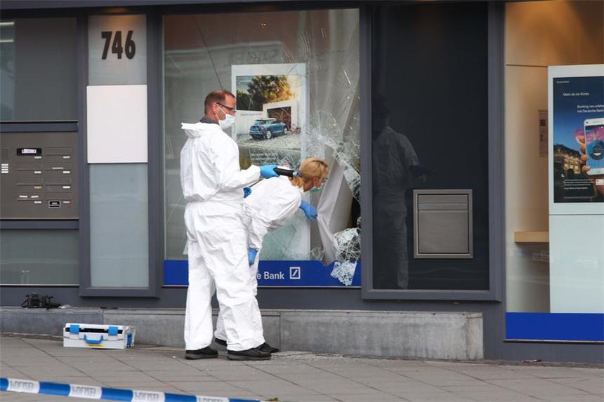 Explosionsgefahr: Aachener Wohnhaus geräumt Ein Einsatzkommando untersucht die beschädigte Filiale einer Bank in Aachen nach einer versuchten Geldautomatensprengung. Da nicht explodierte Sprengsätze zurückgelassen worden waren, bestand Gefahr für die Wohnungen darüber.