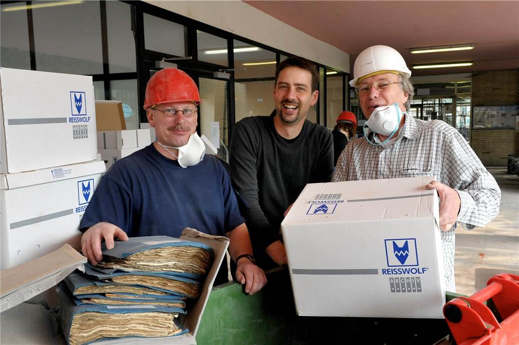 Das lebendige Gedächtnis: Niemand weiß soviel über Lünens Geschichte wie Fredy Niklowitz (64) Ein einschneidendes Erlebnis: Der Einsturz des Kölner Stadtarchivs. Fredy Niklowitz (l.) half bei der Rettung zahlreicher Dokumente und Urkunden.
