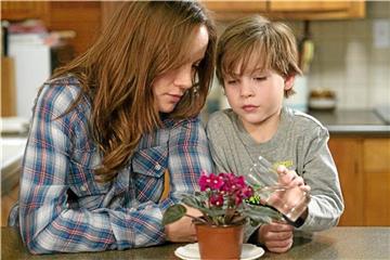 Ein einziger Raum ist ihre ganze Welt: Brie Larson als Mutter, Jacob Tremblay spielt den Sohn.