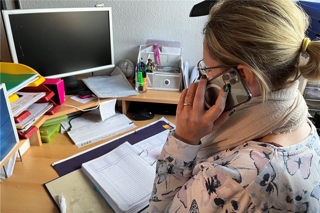 Kein Telefon, kein Internet: Festnetzausfall sorgt für Frust Ursula Feldmanns Schwiegertochter sitzt am Schreibtisch in der Taxizentrale in Stockum und telefoniert mit einem Handy.
