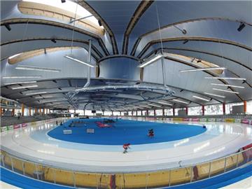 Ein Eisschnellläufer trainiert in Inzell auf der Eisbahn der Max-Aicher-Arena. Foto: Friso Gentsch