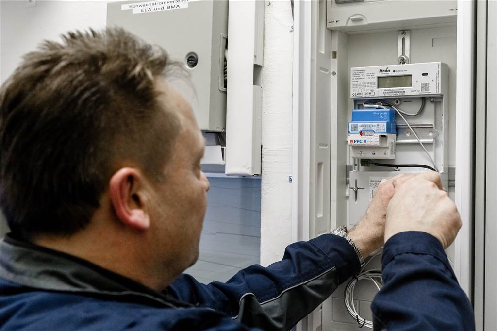 Ein Elektriker montiert einen Stromzähler.