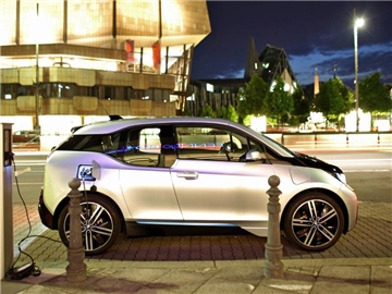 Ein elektrisch angetriebener BMW i3: Zum Jahreswechsel waren in Deutschland laut Kraftfahrt-Bundesamt 34 000 Vollstromer zugelassen, immerhin 33,4 Prozent mehr als ein Jahr zuvor. Foto: Jan Woitas
