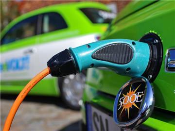 Ein Elektroauto an einer Stromtankstelle. Die große Koalition will die Bevorzugung von E-Autos zügig auf den Weg bringen. Foto: Jens Büttner/Archiv